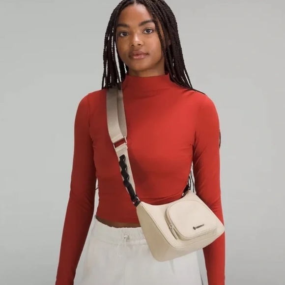 NWT LULULEMON Crossbody with Nano Pouch 2L Trench New with Tags TRNH - Picture 2 of 10